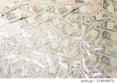 敷き詰められた沢山の一万円札 129649678