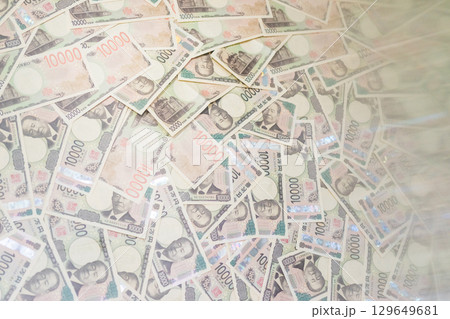 敷き詰められた沢山の一万円札 敷き詰められた沢山の一万円札 129649681