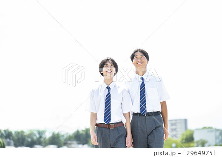 笑顔で歩く男子中学生 129649751