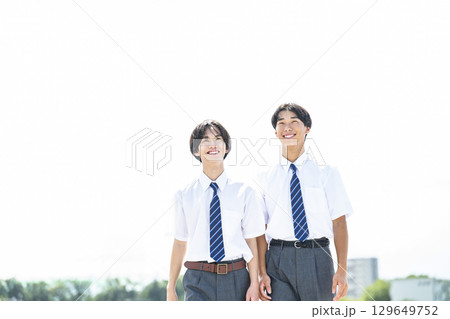 笑顔で歩く男子中学生 129649752