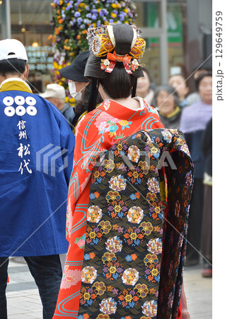 Japanese "Kimono" style / 着物を着た日本髪を結った女性の後ろ姿，江戸の衣装 129649759