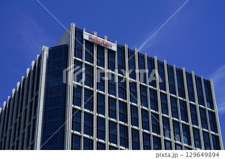 雲が美しい青空に映える高層ビル　7月世田谷1380楽天本社 129649894