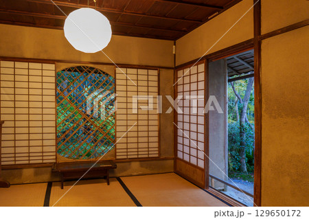 京都 祇王寺 本堂の吉野窓 京都 祇王寺 本堂の吉野窓 129650172