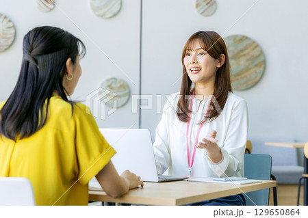 オフィスで働く女性 オフィスで働く女性 129650864