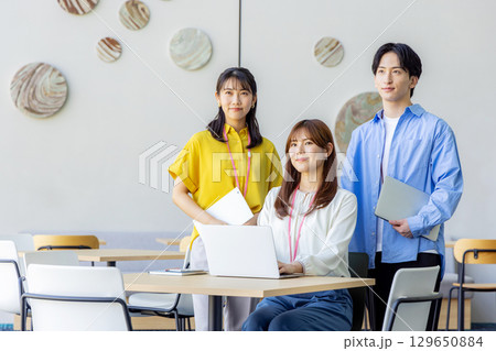 クリエイティブなビジネスチーム 129650884