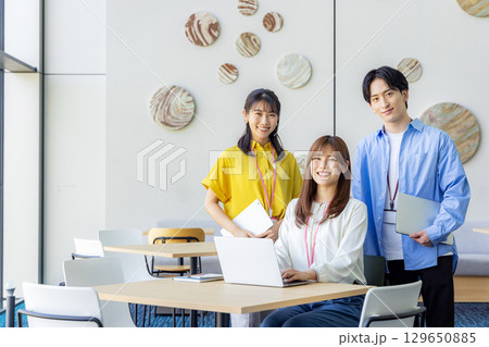 クリエイティブなビジネスチーム 129650885