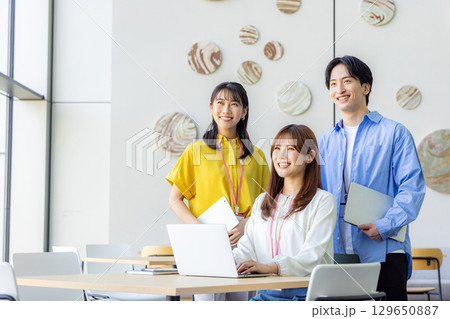 クリエイティブなビジネスチーム 129650887