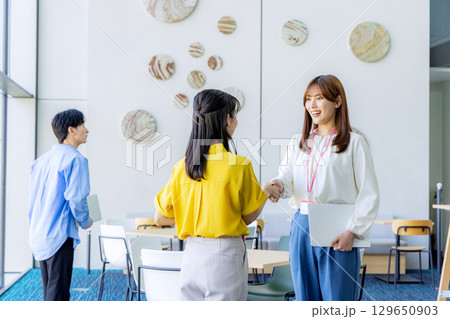 打合せするビジネス男女　握手 129650903