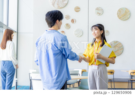打合せするビジネス男女 握手 打合せするビジネス男女 握手 129650906