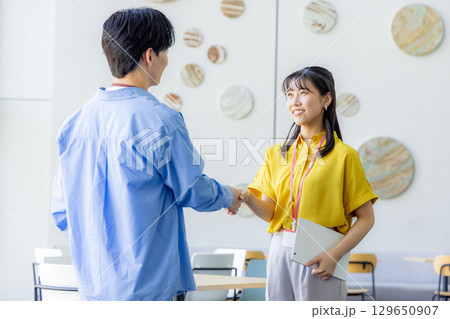 打合せするビジネス男女 握手 打合せするビジネス男女 握手 129650907