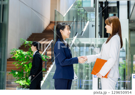 握手するビジネスウーマン 129650954