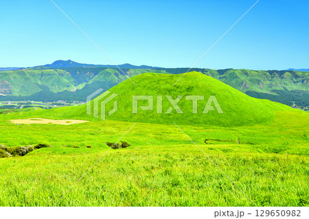 阿蘇 米塚／米塚草原周辺の風景(熊本県阿蘇市)【2025.7】 129650982