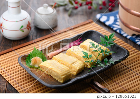 出来立て熱々の出汁巻き卵　和食の定番料理　家庭料理や居酒屋メニューに最適な食卓イメージ 129651023