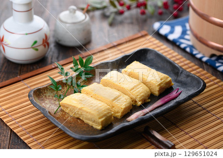 出来立て熱々の出汁巻き卵 和食の定番料理 家庭料理や居酒屋メニューに最適な食卓イメージ 出来立て熱々の出汁巻き卵 和食の定番料理 家庭料理や居酒屋メニューに最適な食卓イメージ 129651024