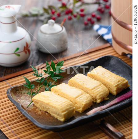出来立て熱々の出汁巻き卵 和食の定番料理 家庭料理や居酒屋メニューに最適な食卓イメージ 出来立て熱々の出汁巻き卵 和食の定番料理 家庭料理や居酒屋メニューに最適な食卓イメージ 129651026