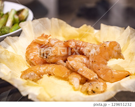 香ばしいエビの揚げ物 香ばしいエビの揚げ物 129651232