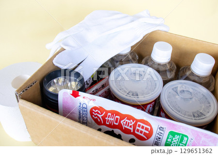 非常食と水　防災のイメージ 129651362