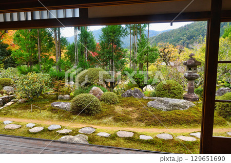 大原　実光院　旧理覚院庭園　美しい紅葉（京都府京都市左京区） 129651690