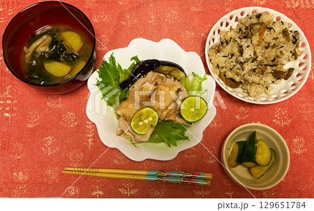 美味しそうな和風料理・定食・炊き込みご飯 129651784