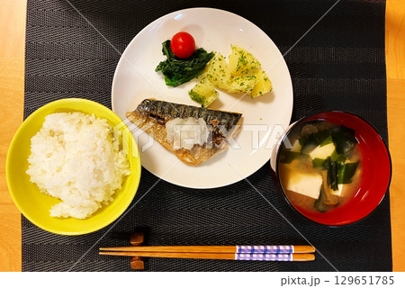 日本の定番・定食・おいしそうな和風朝食 日本の定番・定食・おいしそうな和風朝食 129651785