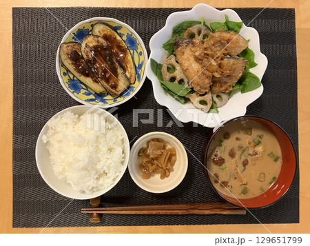 おいしそうな和食の秋の日替わり定食 おいしそうな和食の秋の日替わり定食 129651799