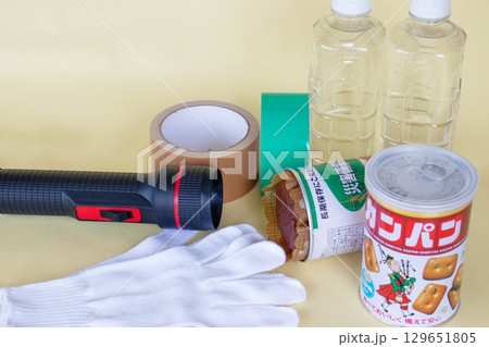 非常食と水　防災のイメージ 129651805