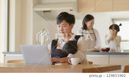 家事と仕事を両立する家族 家事と仕事を両立する家族 129651902