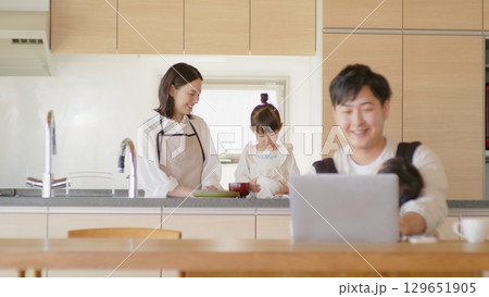 家事と仕事を両立する家族 129651905