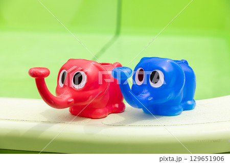 青と赤のゾウのじょうろ 129651906