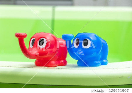 青と赤のゾウのじょうろ 129651907