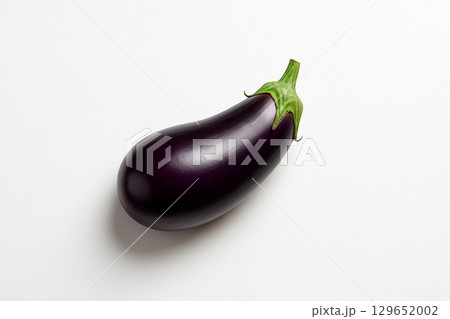 白い背景に置かれたシンプルな紫のなす 129652002