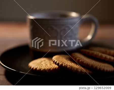 テーブルの上のビスケットとコヒーカップ テーブルの上のビスケットとコヒーカップ 129652009