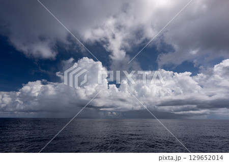 海の上にかかる雨雲　小笠原 129652014