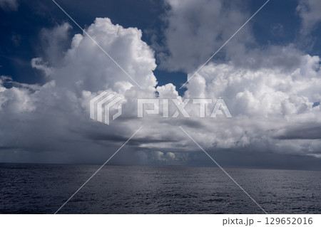 海の上にかかる雨雲 小笠原 海の上にかかる雨雲 小笠原 129652016