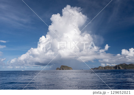 海の上にかかる雨雲 小笠原 海の上にかかる雨雲 小笠原 129652021