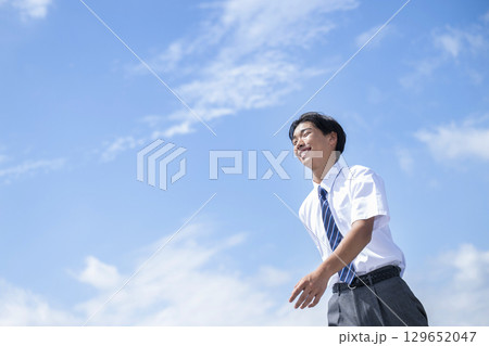 笑顔で歩く男子中学生 129652047