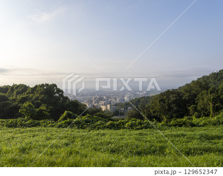夏の山から眺める湿気で霞む街の風景 夏の山から眺める湿気で霞む街の風景 129652347