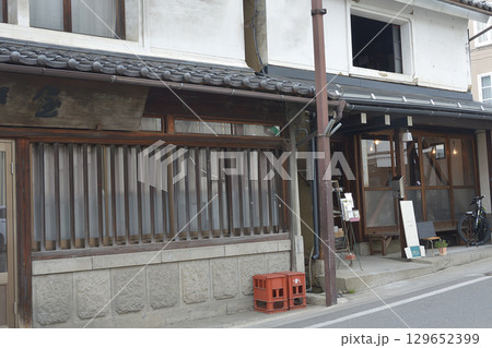 土蔵造り,白壁造りの古い家屋@京都~一軒長屋の古民家,リフォーム工事,再生ビジネス,廃墟の活用 土蔵造り,白壁造りの古い家屋@京都~一軒長屋の古民家,リフォーム工事,再生ビジネス,廃墟の活用 129652399
