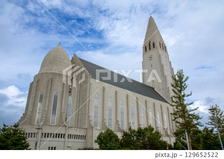 北欧の島国アイスランド　首都レイキャヴィークのランドマーク　高台に建つハットルグリムス教会 129652522
