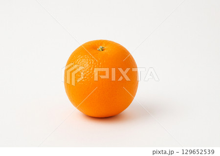 白い背景に置かれたシンプルなオレンジ色のみかん 白い背景に置かれたシンプルなオレンジ色のみかん 129652539