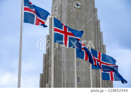 北欧の島国アイスランド　首都レイキャヴィークのランドマーク　高台に建つハットルグリムス教会と国旗 129652544