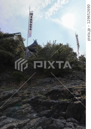 香川県三豊市三野町の子供の神様「津嶋神社」拝殿を東側の磯から見上げる（夏季大祭） 129652690