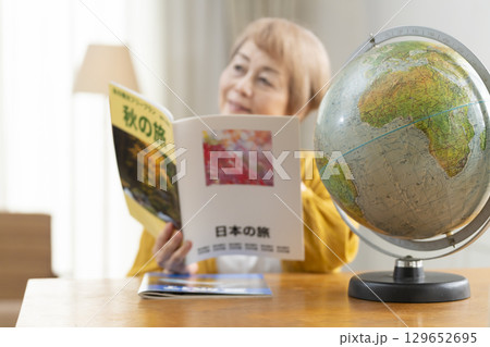 旅行の計画を楽しみにしているシニア女性 129652695