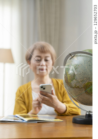 旅行の計画を楽しみにしているシニア女性 旅行の計画を楽しみにしているシニア女性 129652703