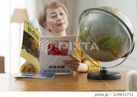 旅行の計画を楽しみにしているシニア女性 129652711