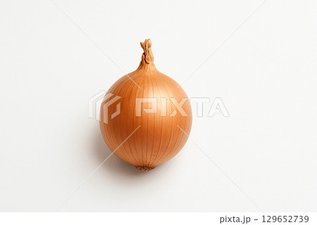 白い背景に置かれたシンプルな茶色い玉ねぎ 129652739
