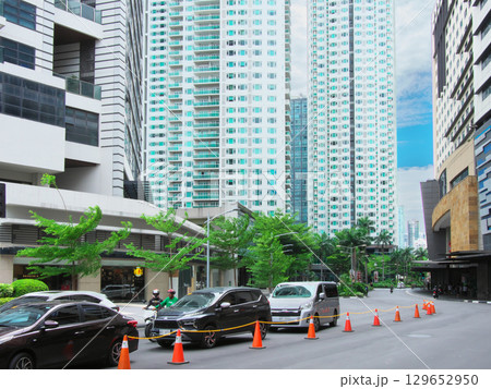 躍動するフィリピン - マニラ・マカティの中心街（アヤラ・センター） 　都市景観（2025年6月） 129652950