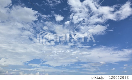 夏の青空と白い雲 129652958