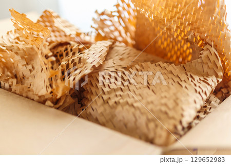Eco friendly brown paper honeycomb wrap for product packaging parcel carton box 129652983