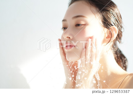 フレッシュでナチュラルな美しさ、洗顔する女性のイメージ 129653387